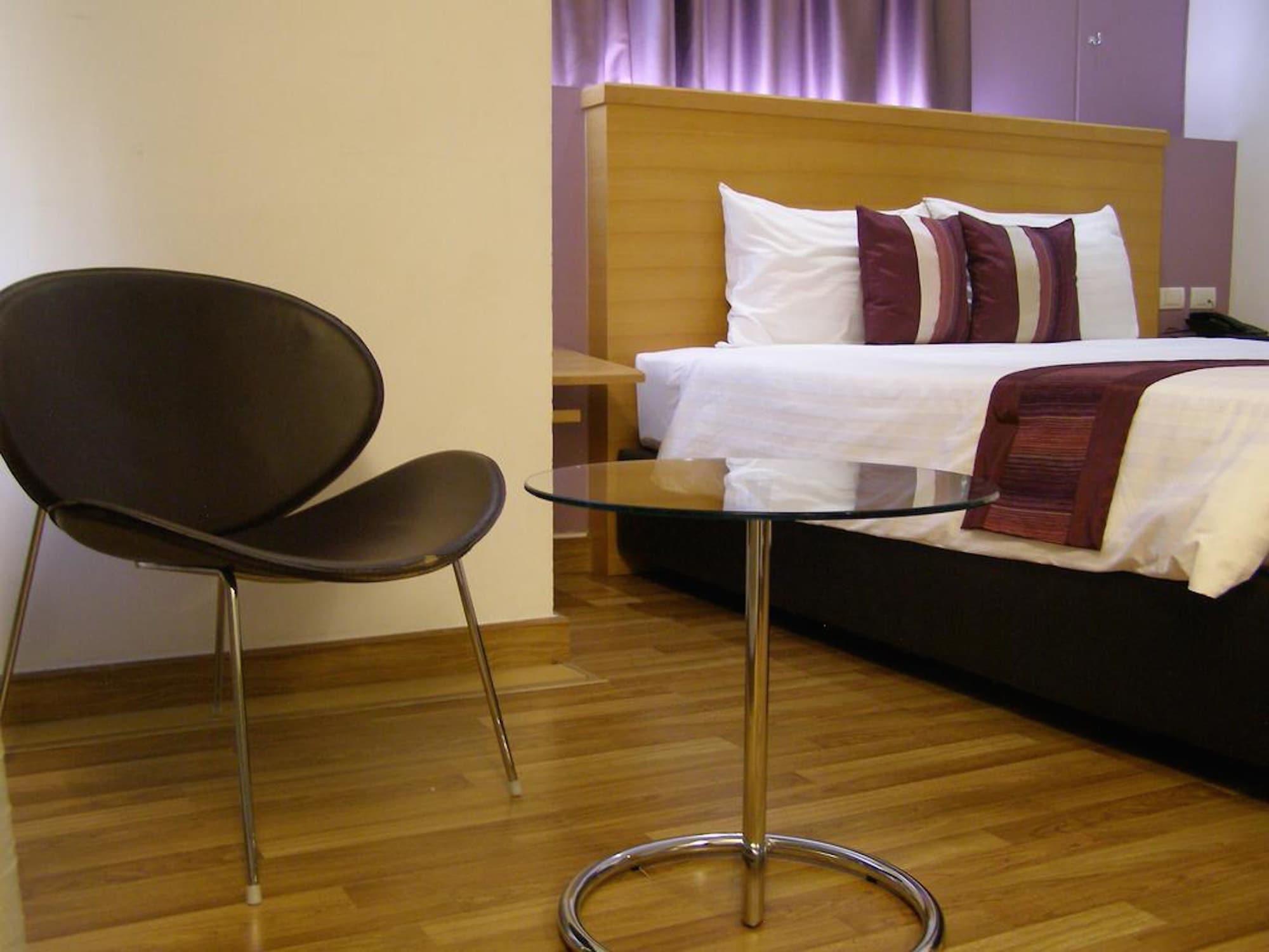 Iyarin @ Tuk Chang Hotel Bangkok Ngoại thất bức ảnh