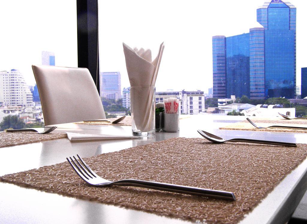 Iyarin @ Tuk Chang Hotel Bangkok Ngoại thất bức ảnh