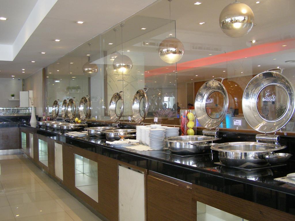 Iyarin @ Tuk Chang Hotel Bangkok Ngoại thất bức ảnh