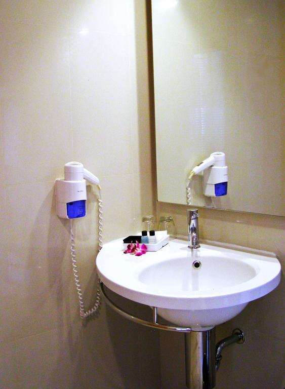 Iyarin @ Tuk Chang Hotel Bangkok Ngoại thất bức ảnh