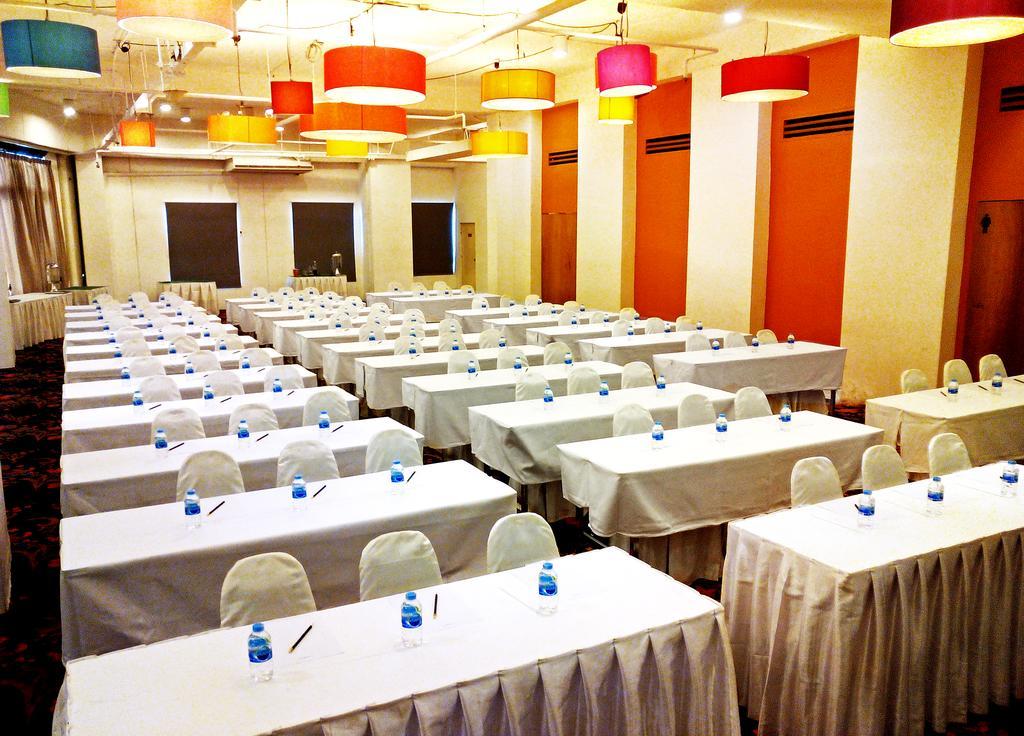 Iyarin @ Tuk Chang Hotel Bangkok Ngoại thất bức ảnh
