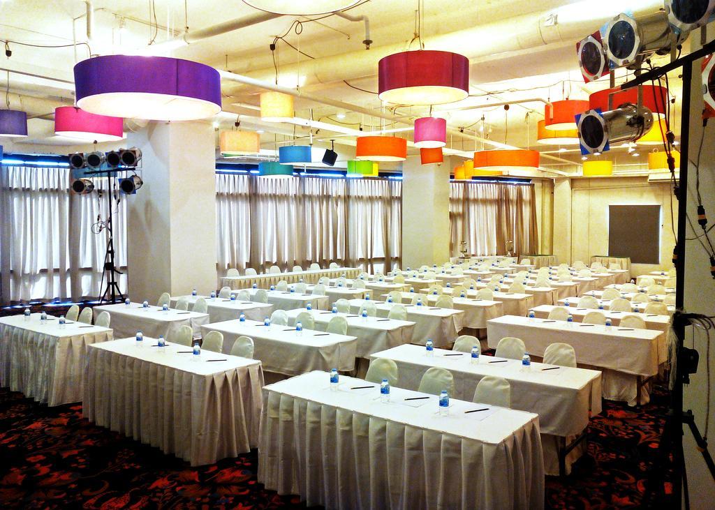 Iyarin @ Tuk Chang Hotel Bangkok Ngoại thất bức ảnh