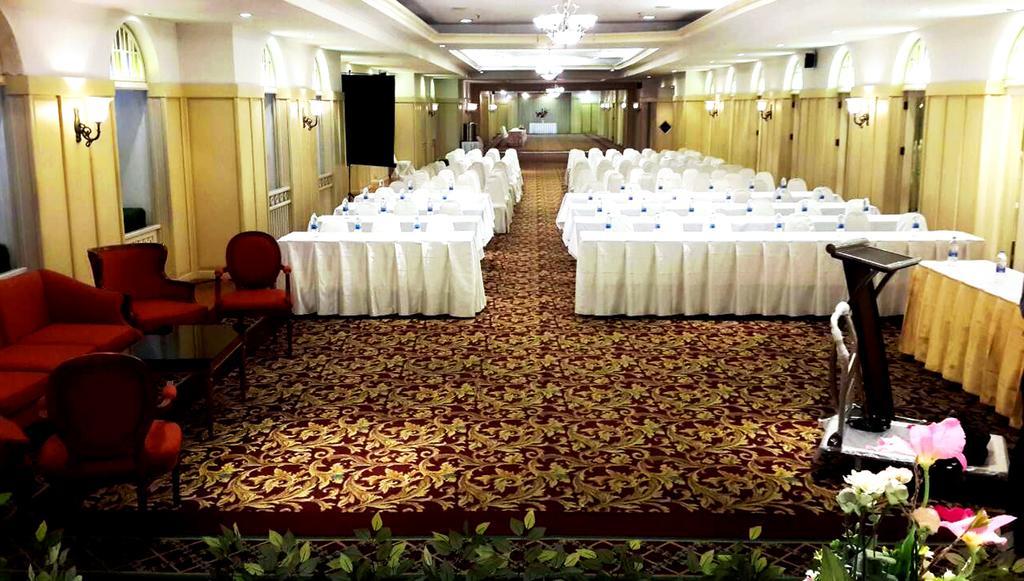 Iyarin @ Tuk Chang Hotel Bangkok Ngoại thất bức ảnh