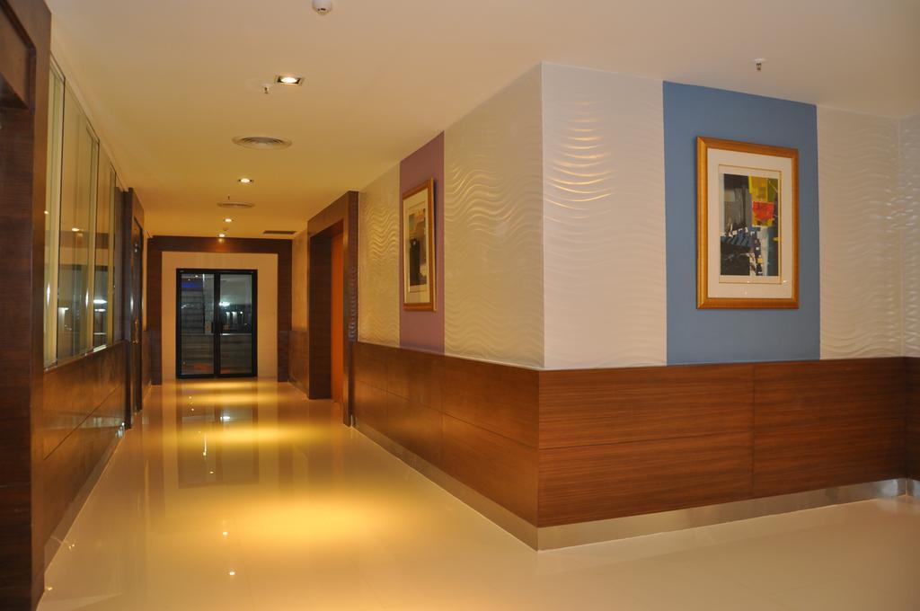 Iyarin @ Tuk Chang Hotel Bangkok Ngoại thất bức ảnh